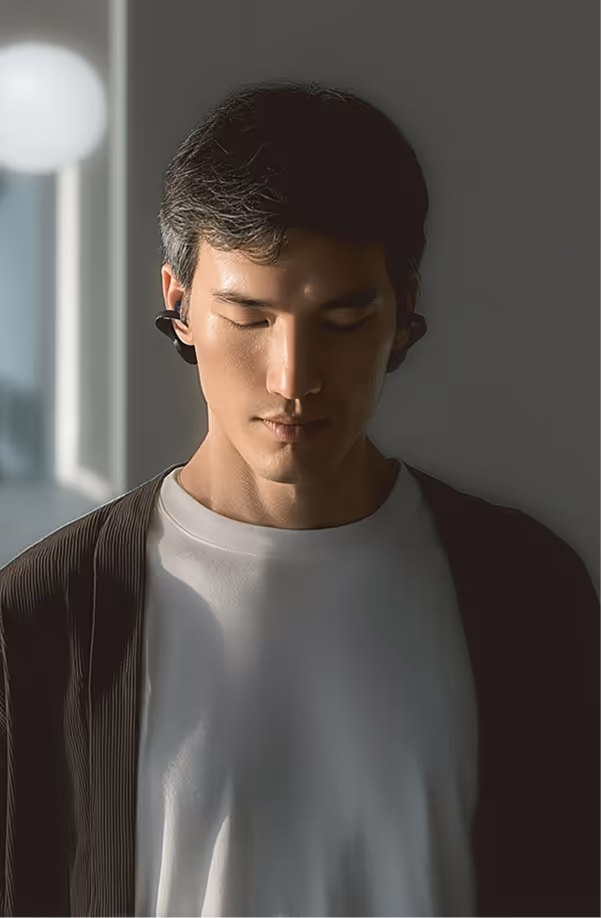 Man wearing Lilia Neuro device